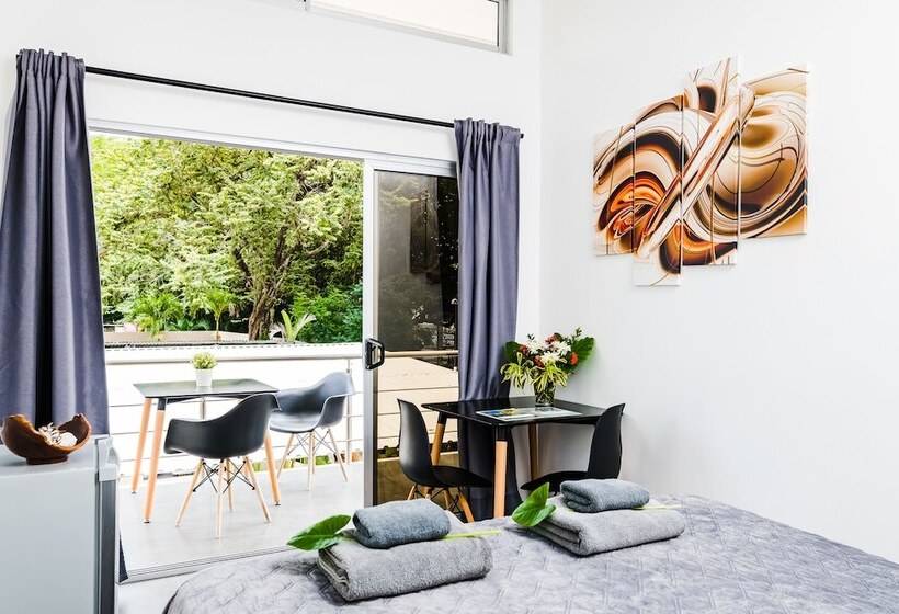 Номер Premium Вид на Бассейн, In The Shade Hotel Coworking 300mbit Adults Only