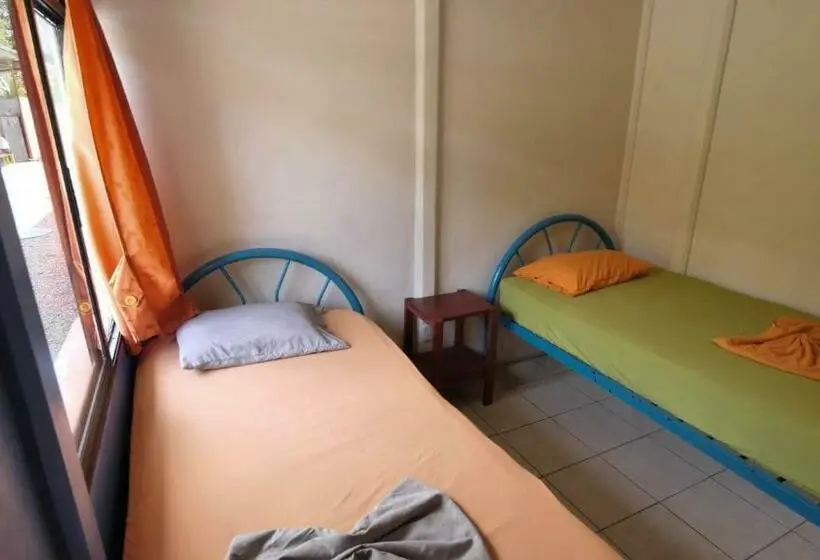اتاق استاندارد با سرویس بهداشتی مشترک, Kalunai Hostel