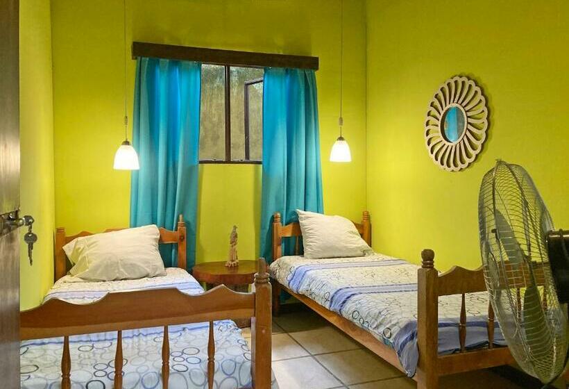 اتاق اکونومی, Montaña Linda Hostel Orosi