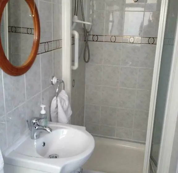 اتاق استاندارد سه نفره, Danabel B&b