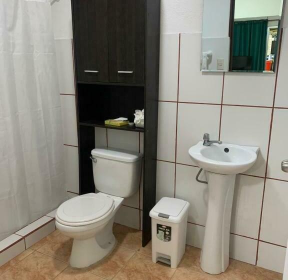 חדר אקונומי, Banana Bay Marina