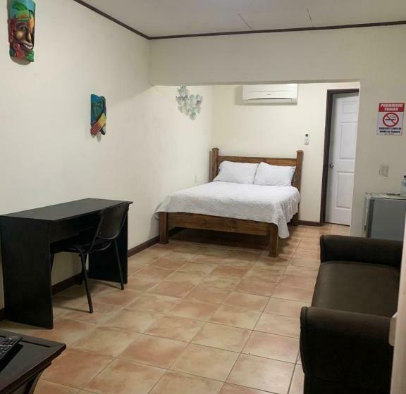 חדר אקונומי, Banana Bay Marina