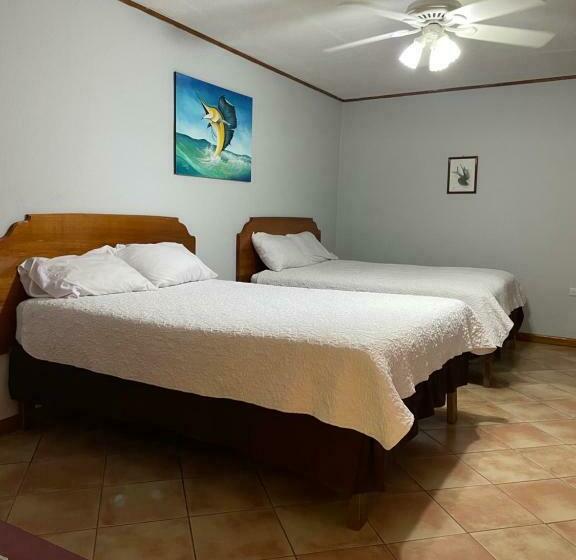 חדר סטנדרט לארבעה, Banana Bay Marina