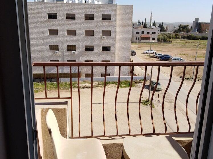 اتاق استاندارد سه نفره, Delilah