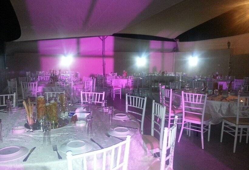 اتاق استاندارد سه نفره, Delilah