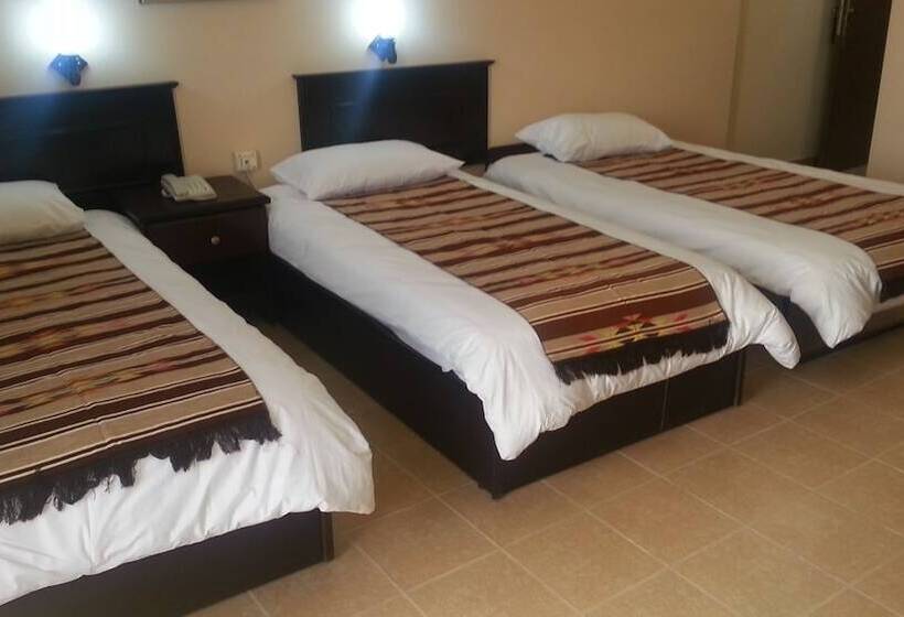 اتاق استاندارد سه نفره, Delilah