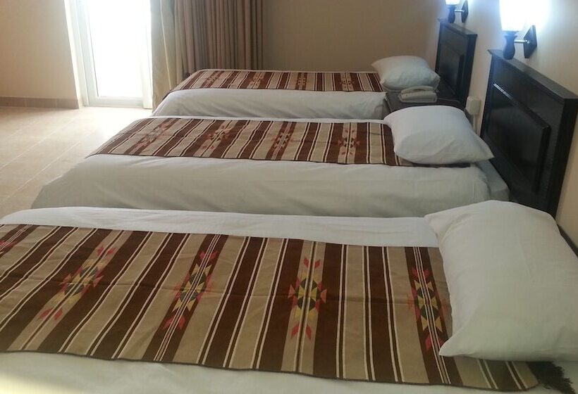 اتاق استاندارد سه نفره, Delilah