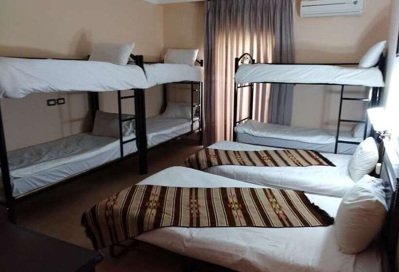 تختخواب در اتاق مشترک, Delilah