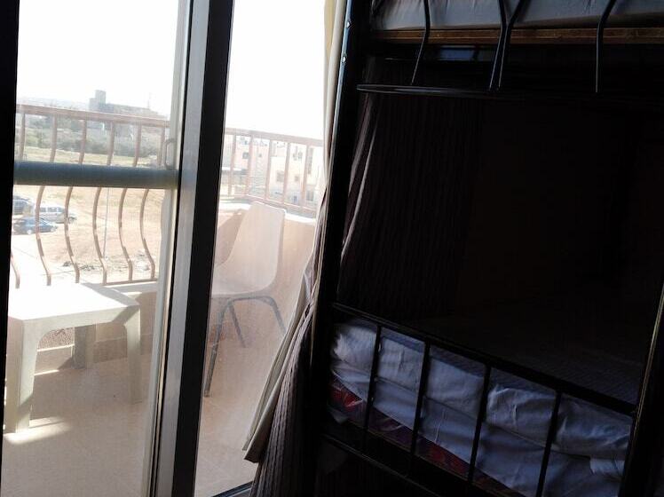 تختخواب در اتاق مشترک, Delilah