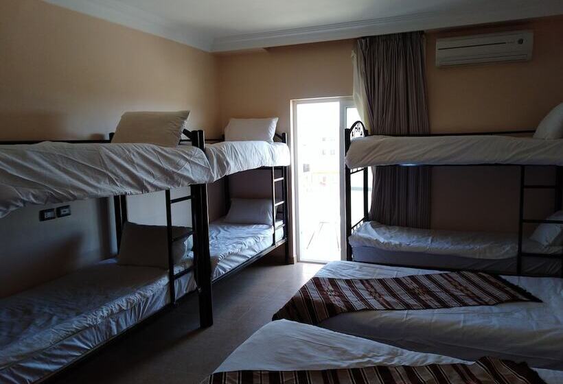 تختخواب در اتاق مشترک, Delilah