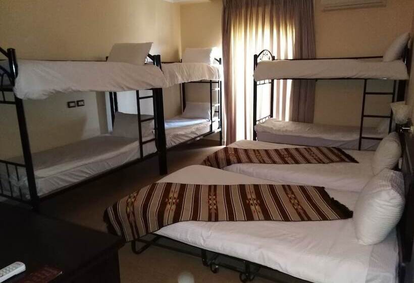 تختخواب در اتاق مشترک, Delilah