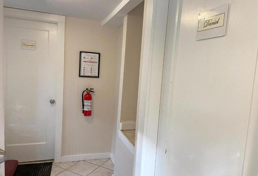 家庭间, Douglas Guest House