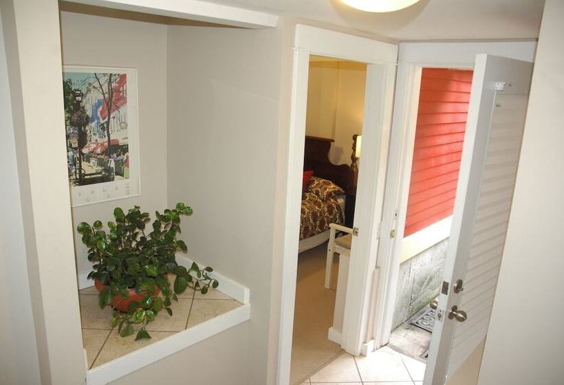 家庭间, Douglas Guest House