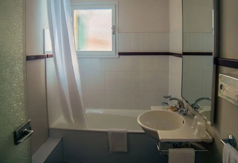 اتاق استاندارد چهار تخته, Hôtel Arbois Bettex