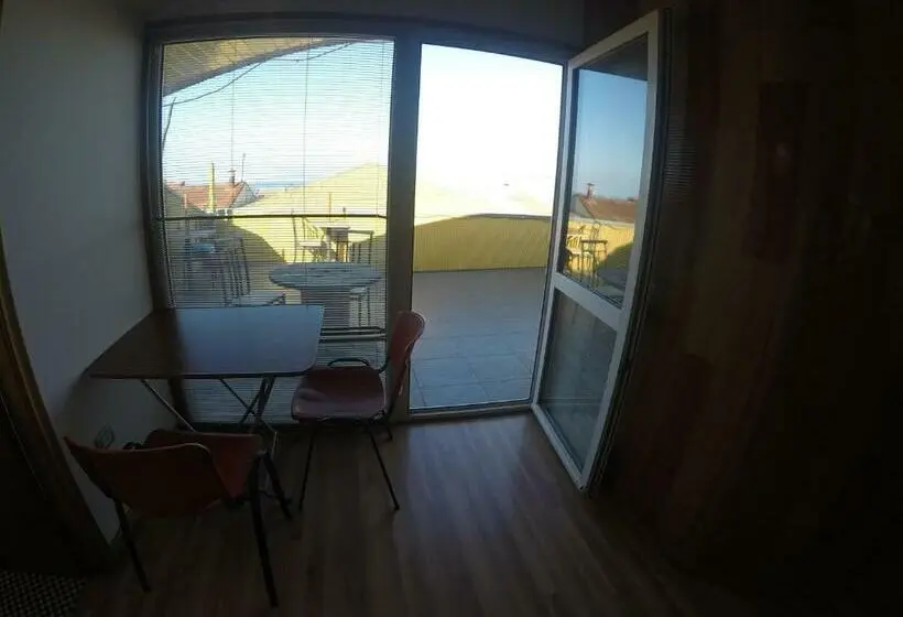 اتاق لوکس, Lemuria Hostel