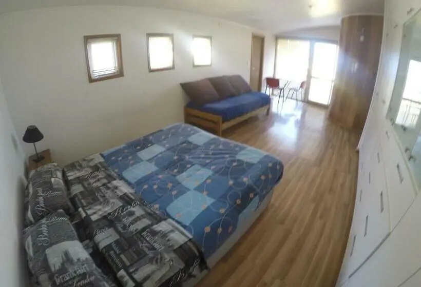 اتاق لوکس, Lemuria Hostel