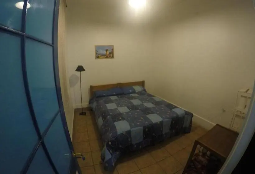 اتاق استاندارد با سرویس بهداشتی مشترک, Lemuria Hostel