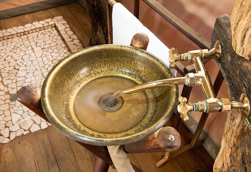 Deluxe Tent, Rhino Walking Safaris