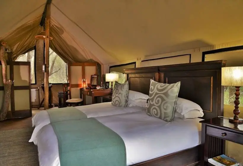 چادر با خدمات رفاهی لوکس, Rhino Walking Safaris