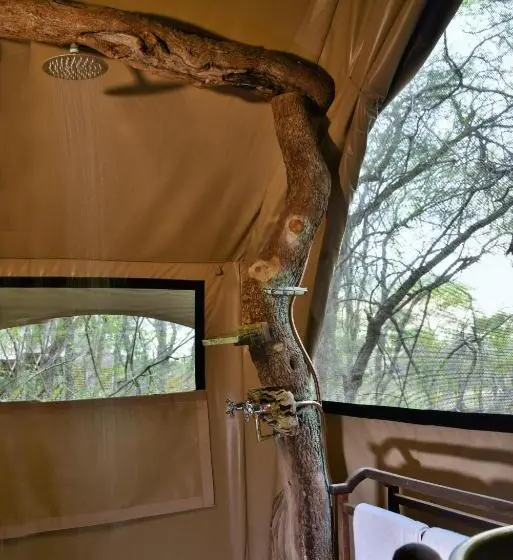 چادر با خدمات رفاهی لوکس, Rhino Walking Safaris