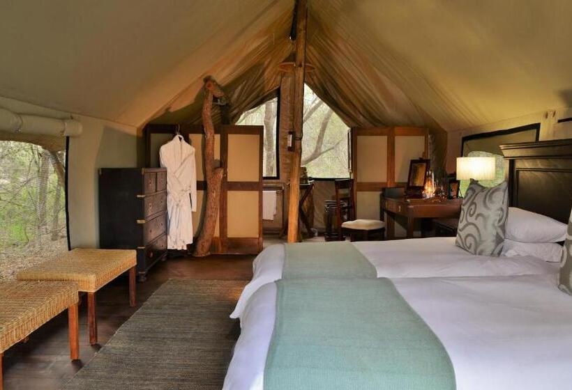 چادر با خدمات رفاهی لوکس, Rhino Walking Safaris