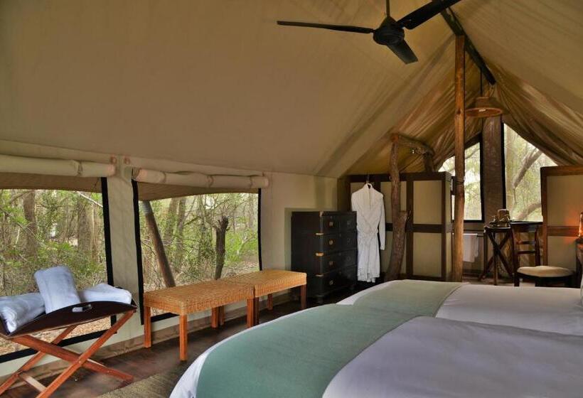 Deluxe Tent, Rhino Walking Safaris