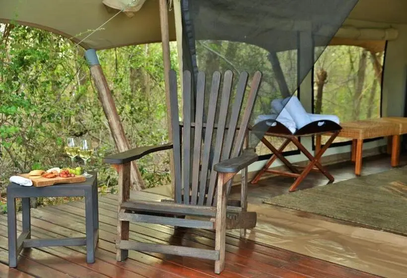 چادر با خدمات رفاهی لوکس, Rhino Walking Safaris