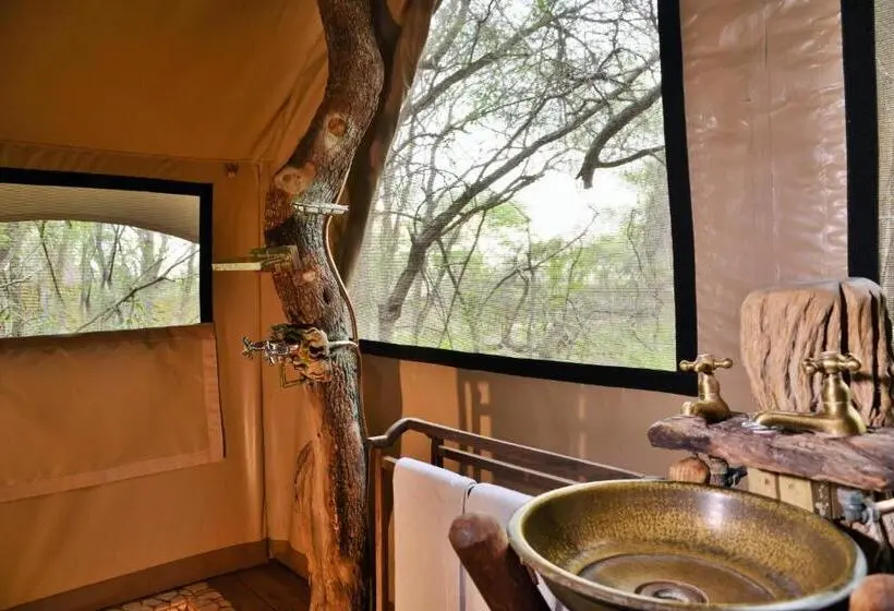 چادر با خدمات رفاهی لوکس, Rhino Walking Safaris