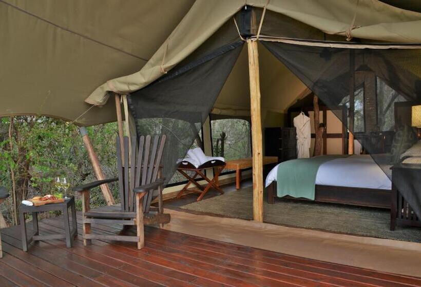 Deluxe Tent, Rhino Walking Safaris