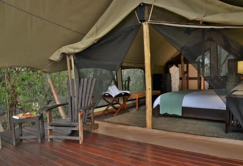 چادر با خدمات رفاهی لوکس, Rhino Walking Safaris