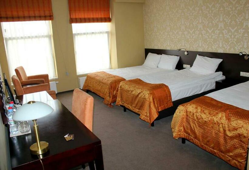 غرفة قياسية رباعية, Santana