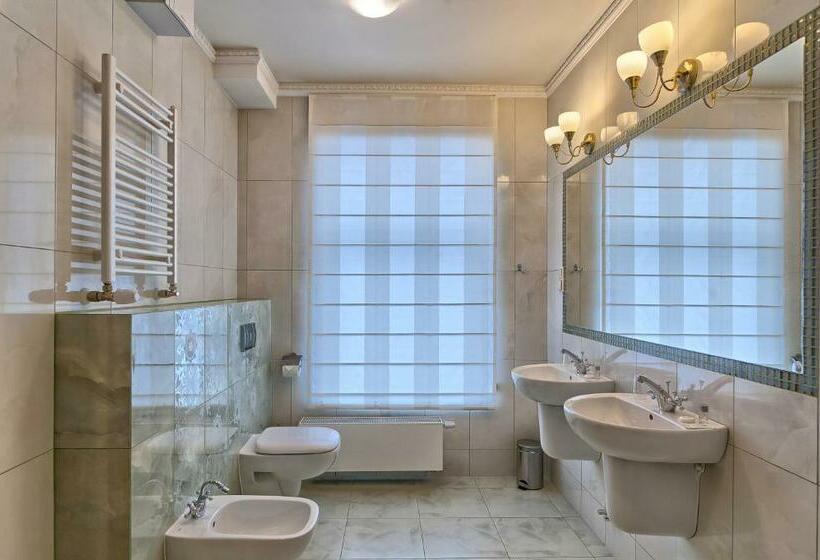 شقة غرفة واحدة, Santana