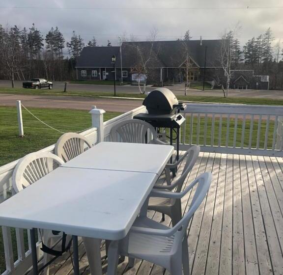 شقة 3 غرف, The Cavendish Motel