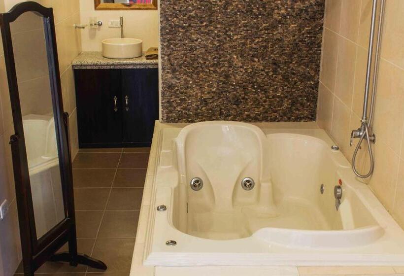 Номер Deluxe Вид на Бассейн, Tuzco Lodge