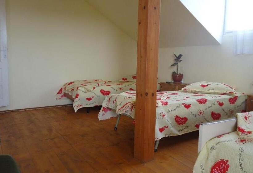 חדר סטנדרטי לארבעה עם חדר אמבטיה משותף, Helga House