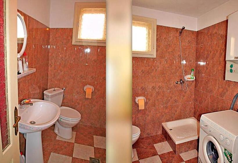 חדר סטנדרטי לארבעה עם חדר אמבטיה משותף, Helga House