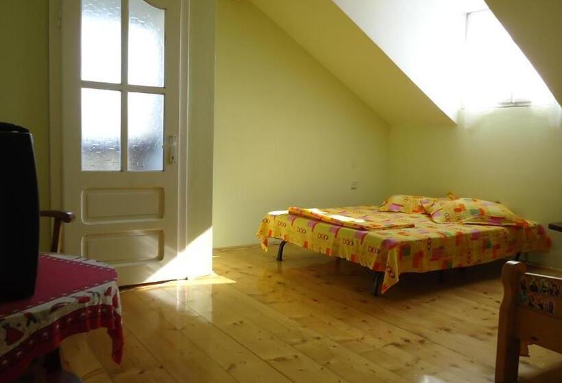 חדר סטנדרט לשלושה עם חדר אמבטיה משוף, Helga House