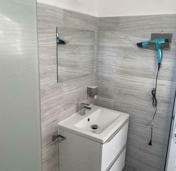 标准间, Paradox Movila