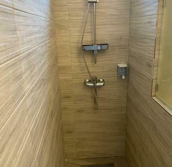 标准间, Paradox Movila