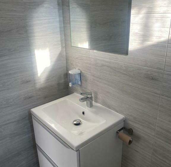 标准三人间, Paradox Movila