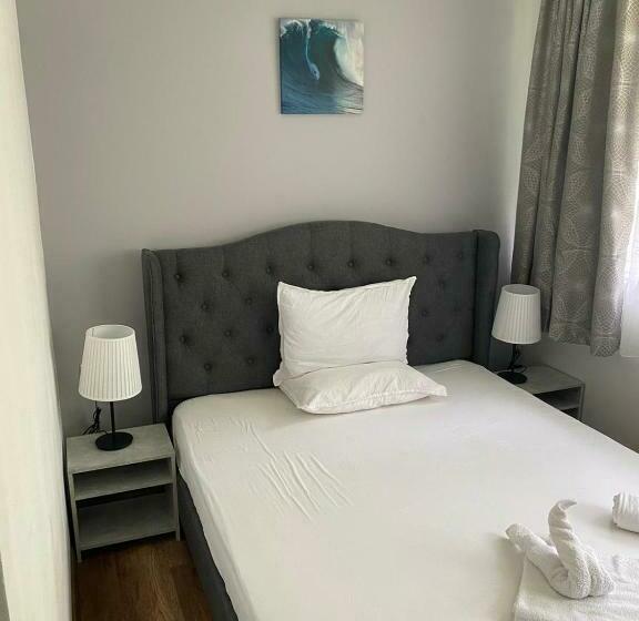 标准三人间, Paradox Movila