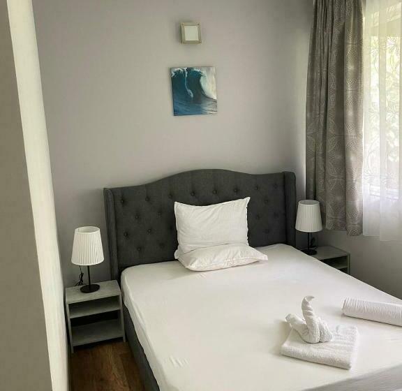 标准三人间, Paradox Movila