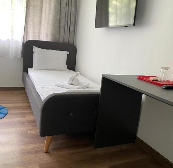 标准三人间, Paradox Movila