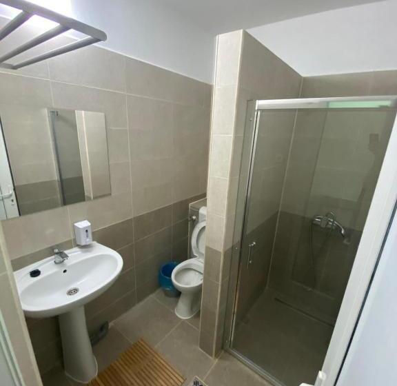 标准工作室带阳台, Paradox Movila