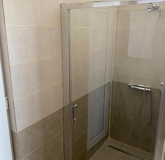 标准工作室带阳台, Paradox Movila