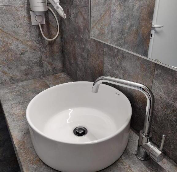 ジュニアスイート, Pensiunea Pictorilor