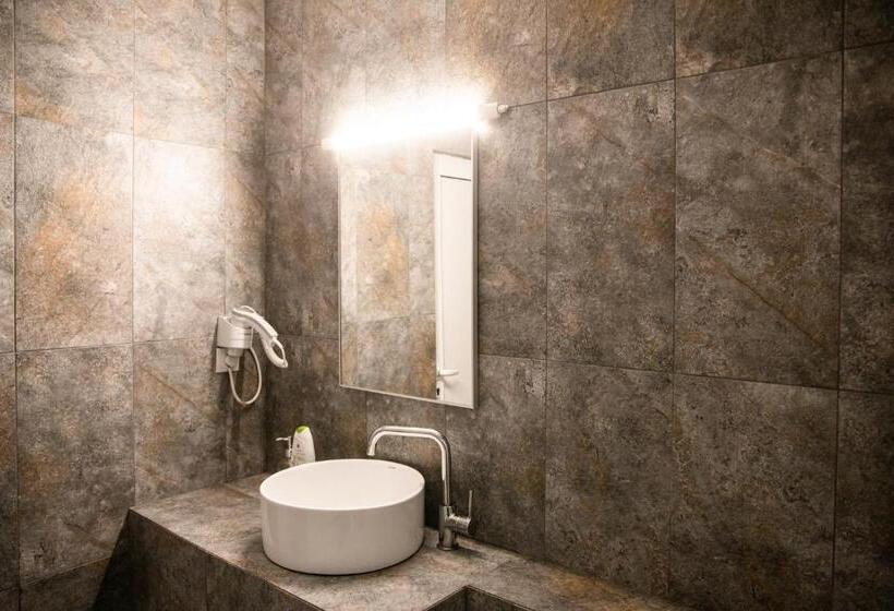 ジュニアスイート, Pensiunea Pictorilor