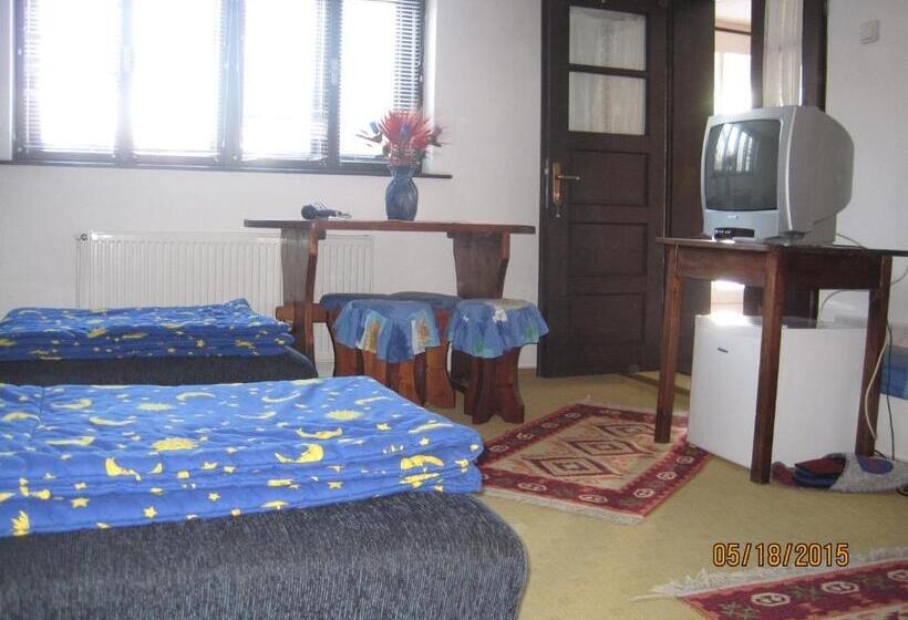 غرفة قياسية ثلاثية مع حمام خارجي, Zoltán & Erika Panzió Parajd