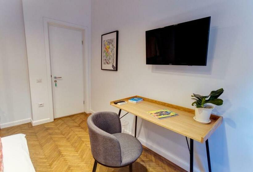 اتاق استاندارد با سرویس بهداشتی مشترک, First Hostel