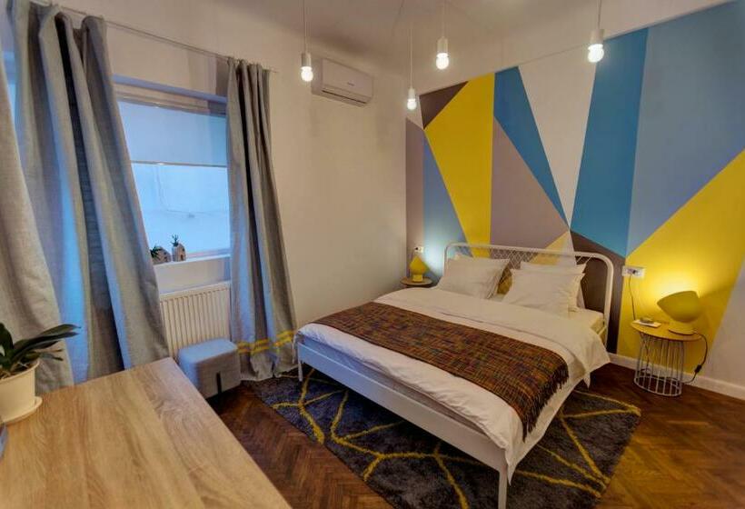 اتاق استاندارد با سرویس بهداشتی مشترک, First Hostel